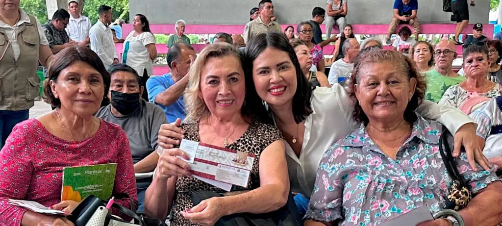 Adulto mayor usando Tarjeta Bienestar